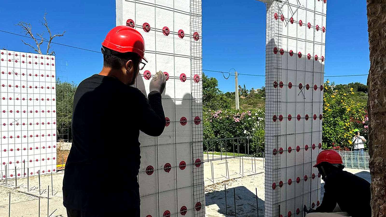 EGW MonoPanels - trabalhador real instalando painel no vao