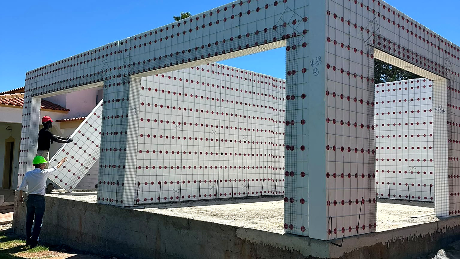 EGW MonoPanels - estrutura real da casa com paredes erguidas