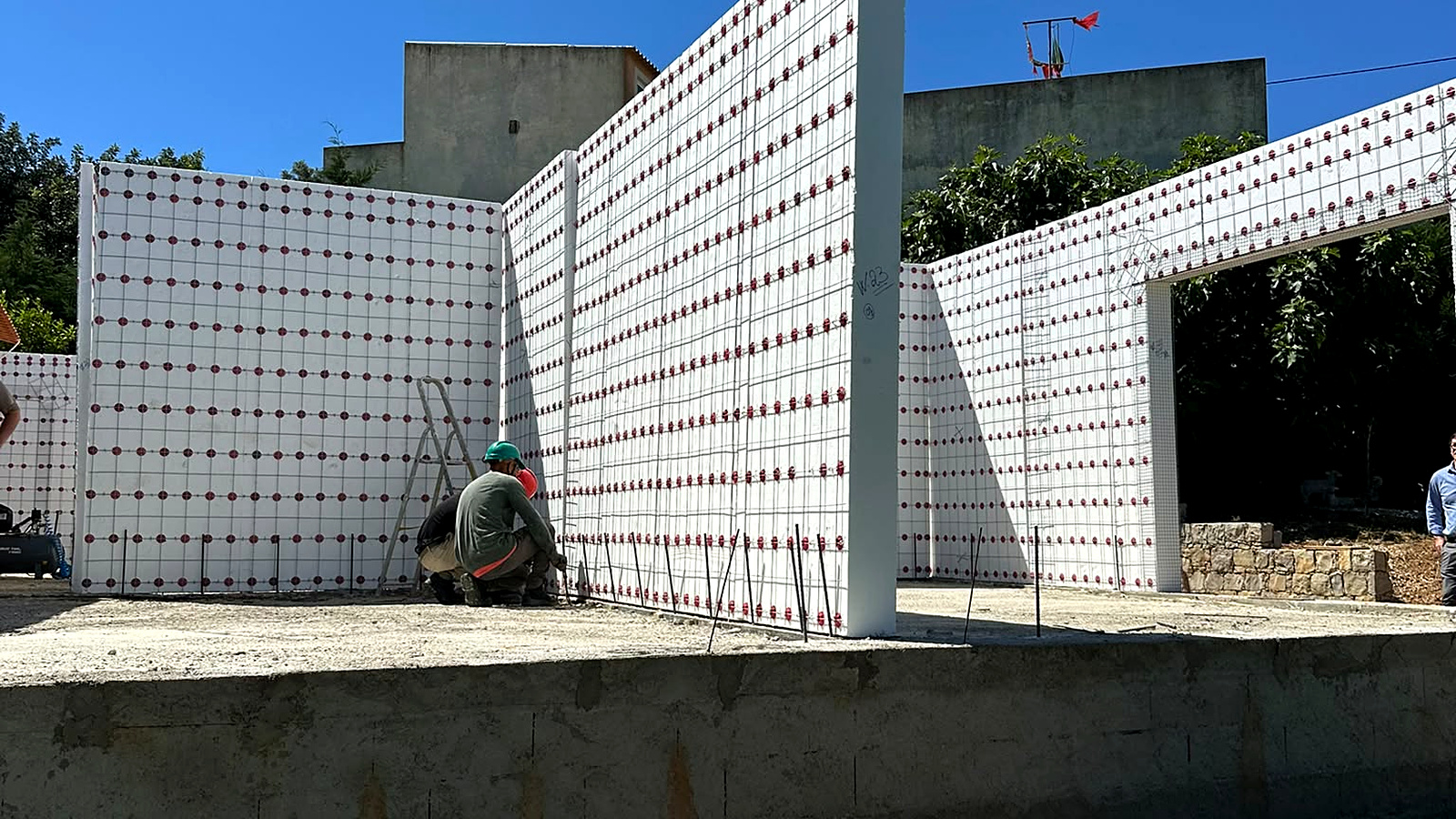 EGW MonoPanels - fundacao com paredes reais erguidas na obra